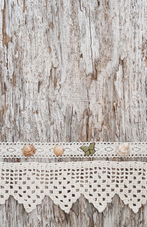 Το Shabby κομψό υπόβαθρο με τα θαλασσινά κοχύλια και το ύφασμα δαντελλών σε παλαιό επιζητούν στοκ φωτογραφία με δικαίωμα ελεύθερης χρήσης Το Shabby κομψό υπόβαθρο με τα θαλασσινά κοχύλια και το ύφασμα δαντελλών σε παλαιό επιζητούν στοκ φωτογραφία με δικαίωμα ελεύθερης χρήσης