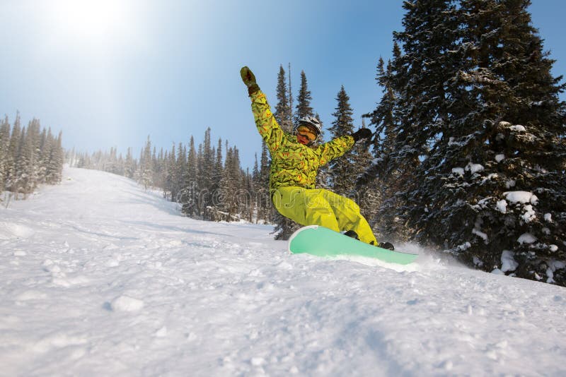 Το Snowboarder που κάνει μια πλευρά toe χαράζει στοκ εικόνα με δικαίωμα ελεύθερης χρήσης Το Snowboarder που κάνει μια πλευρά toe χαράζει στοκ εικόνα με δικαίωμα ελεύθερης χρήσης