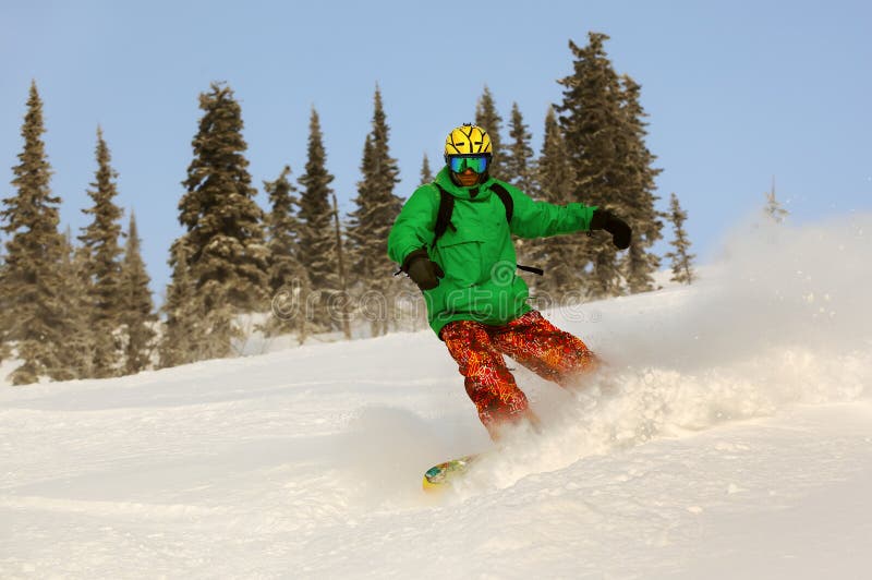 Το Snowboarder που κάνει μια πλευρά toe χαράζει με το βαθύ μπλε ουρανό στο backgro στοκ φωτογραφίες Το Snowboarder που κάνει μια πλευρά toe χαράζει με το βαθύ μπλε ουρανό στο backgro στοκ φωτογραφίες