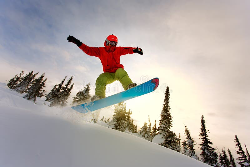 Το Snowboarder που κάνει μια πλευρά toe χαράζει με το βαθύ μπλε ουρανό στο backgro στοκ φωτογραφίες με δικαίωμα ελεύθερης χρήσης Το Snowboarder που κάνει μια πλευρά toe χαράζει με το βαθύ μπλε ουρανό στο backgro στοκ φωτογραφίες με δικαίωμα ελεύθερης χρήσης