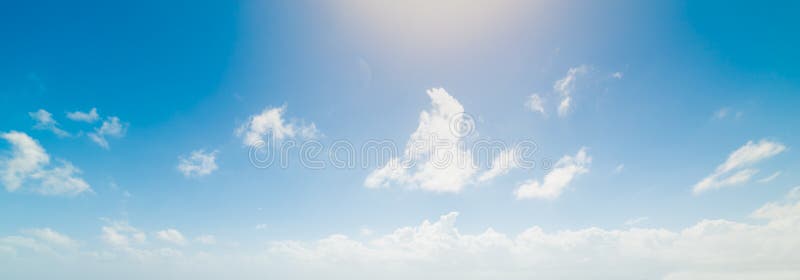 Το SUn λάμπει πάνω από ένα γαλάζιο ουρανό με λευκά, απαλά σύννεφα στοκ εικόνα Το SUn λάμπει πάνω από ένα γαλάζιο ουρανό με λευκά, απαλά σύννεφα στοκ εικόνα