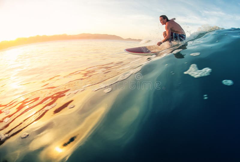 Το Surfer οδηγά το κύμα στοκ φωτογραφίες με δικαίωμα ελεύθερης χρήσης