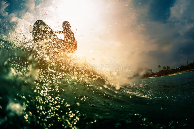 Το Surfer οδηγά το κύμα στοκ φωτογραφία