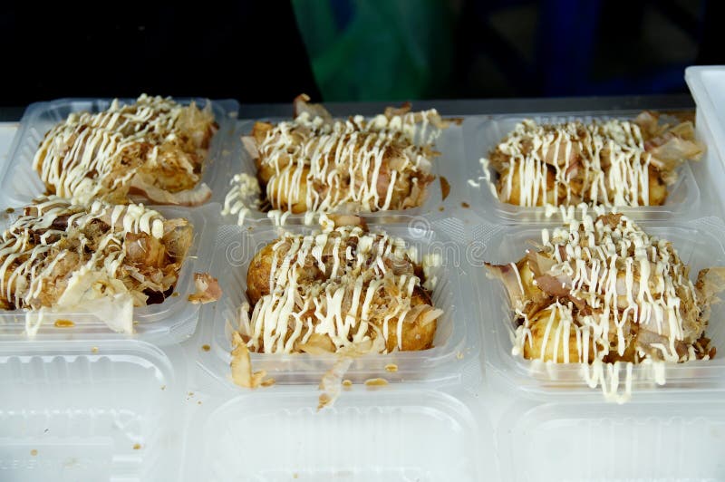 Το Takoyaki με τη μαγιονέζα πωλεί στην αγορά οδών στοκ φωτογραφία με δικαίωμα ελεύθερης χρήσης Το Takoyaki με τη μαγιονέζα πωλεί στην αγορά οδών στοκ φωτογραφία με δικαίωμα ελεύθερης χρήσης