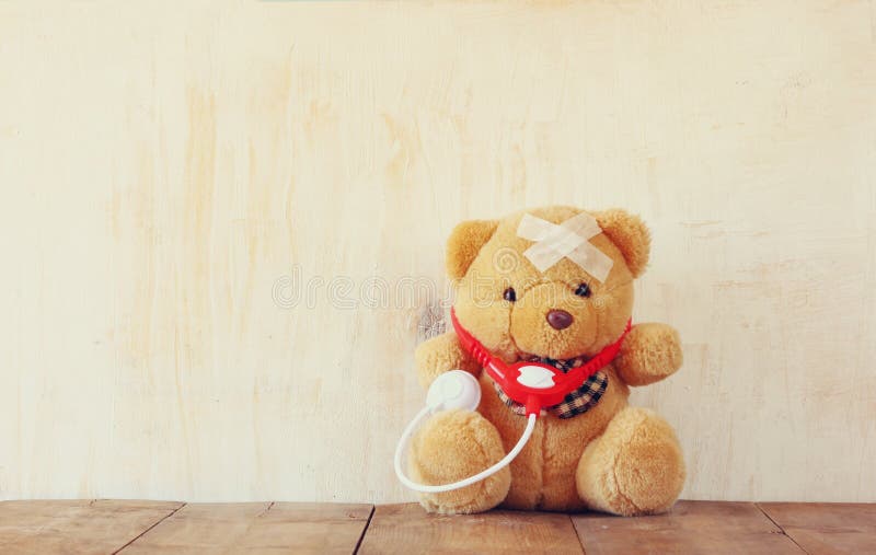 Το Teddy αντέχει με τον επίδεσμο και το στηθοσκόπιο στοκ εικόνες
