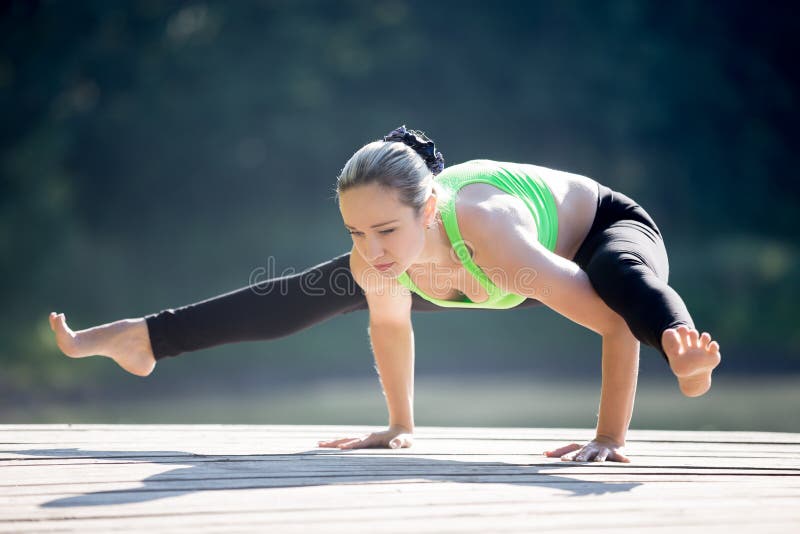 Το Tittibhasana θέτει στοκ εικόνα Το Tittibhasana θέτει στοκ εικόνα
