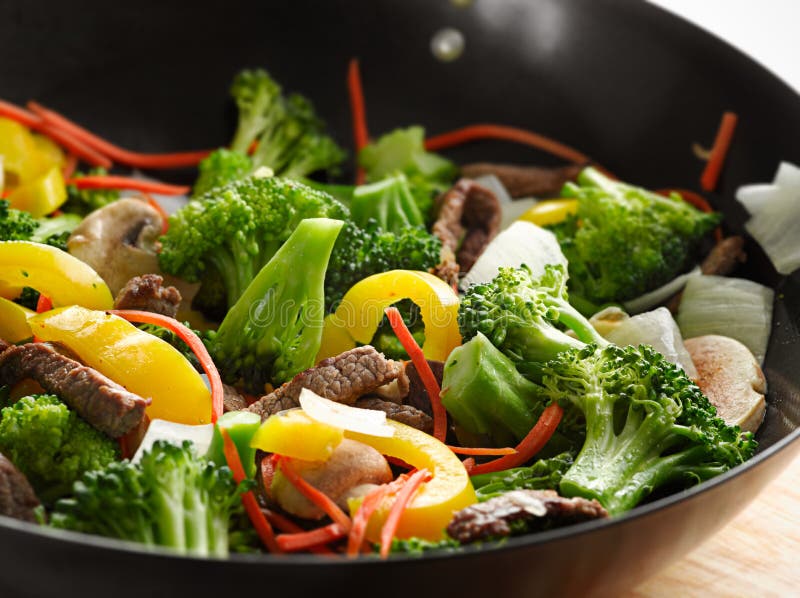 Το Wok ανακατώνει στενό επάνω τηγανητών στοκ εικόνες με δικαίωμα ελεύθερης χρήσης Το Wok ανακατώνει στενό επάνω τηγανητών στοκ εικόνες με δικαίωμα ελεύθερης χρήσης