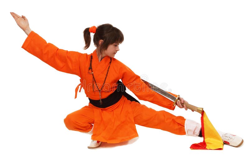 Το wushu κοριτσιών στο πορτοκαλί κοστούμι στη χαμηλή φρουρά στοκ εικόνες Το wushu κοριτσιών στο πορτοκαλί κοστούμι στη χαμηλή φρουρά στοκ εικόνες