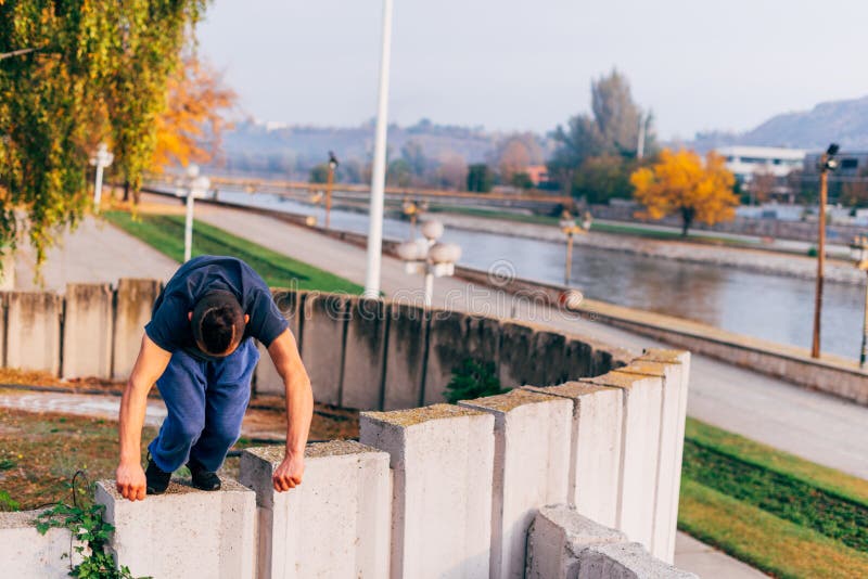Το άλμα ισχυρό, νεαρό άνδρων υψηλό κάνοντας parkour ασκεί στοκ εικόνα με δικαίωμα ελεύθερης χρήσης