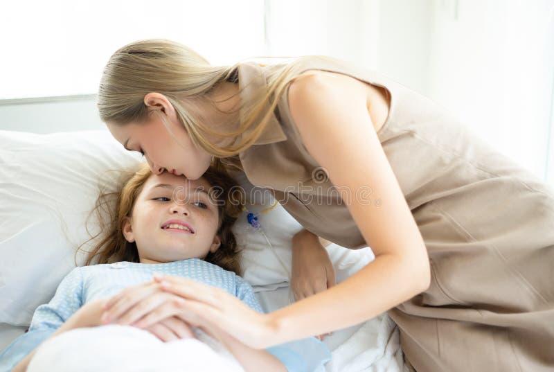 Το άρρωστο κορίτσι παιδιών με την τοποθέτηση στο κρεβάτι να διατηρήσει τη συνοχή χεριών νοσοκομείων και της μητέρας και mom την φ στοκ εικόνες Το άρρωστο κορίτσι παιδιών με την τοποθέτηση στο κρεβάτι να διατηρήσει τη συνοχή χεριών νοσοκομείων και της μητέρας και mom την φ στοκ εικόνες