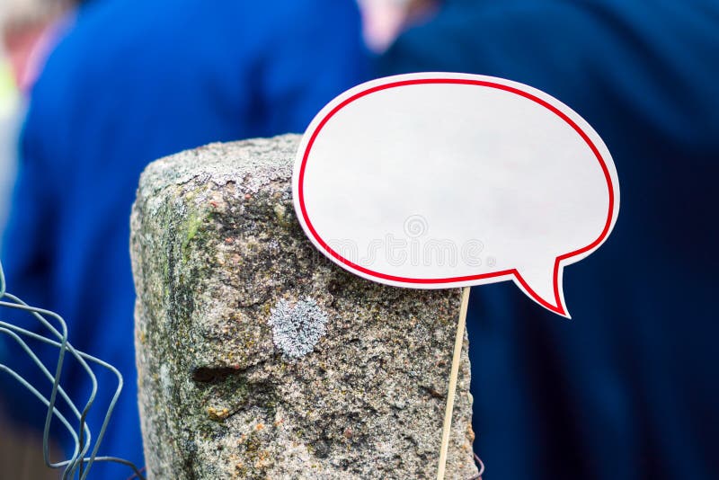 Το άσπρο λεκτικό σύννεφο με το διάστημα αντιγράφων σε ένα ραβδί συνδέθηκε με μια παλαιά συγκεκριμένη στήλη στο υπόβαθρο των ανθρώ στοκ φωτογραφία Το άσπρο λεκτικό σύννεφο με το διάστημα αντιγράφων σε ένα ραβδί συνδέθηκε με μια παλαιά συγκεκριμένη στήλη στο υπόβαθρο των ανθρώ στοκ φωτογραφία
