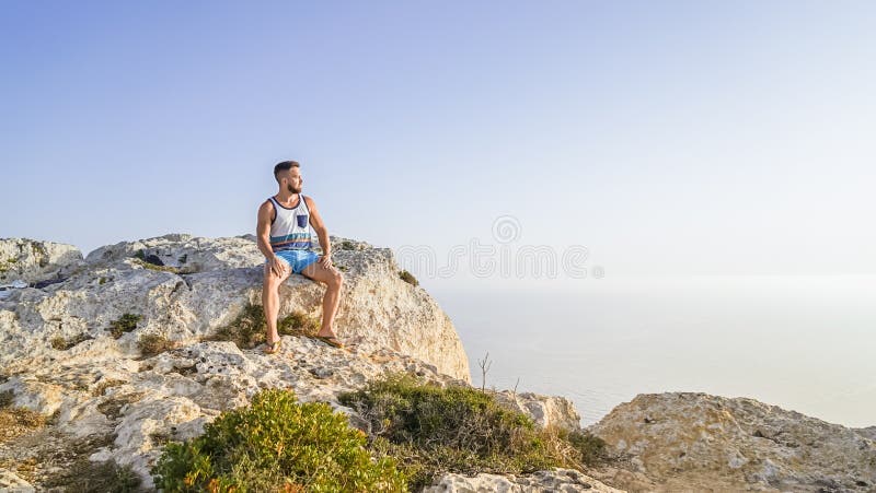 Το άτομο απολαμβάνει την όμορφη θέα φύσης της Μάλτας στοκ φωτογραφία Το άτομο απολαμβάνει την όμορφη θέα φύσης της Μάλτας στοκ φωτογραφία