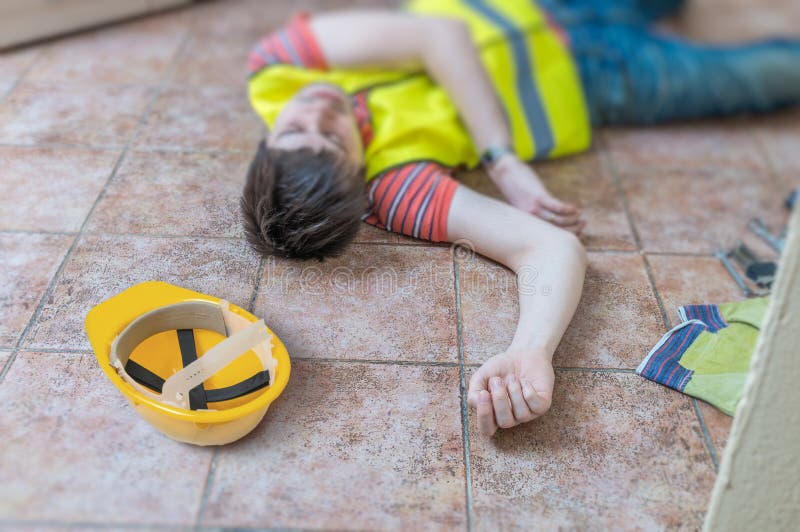 Το άτομο βρίσκεται στο πάτωμα Ο τραυματισμένος εργαζόμενος είχε το ατύχημα στοκ εικόνα Το άτομο βρίσκεται στο πάτωμα Ο τραυματισμένος εργαζόμενος είχε το ατύχημα στοκ εικόνα