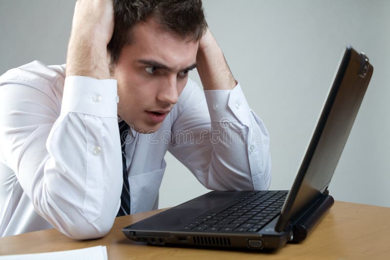 το άτομο επιχειρησιακών lap-top μπέρδεψε τις επιτραπέζιες νεολαίες σπουδαστών στοκ φωτογραφία με δικαίωμα ελεύθερης χρήσης