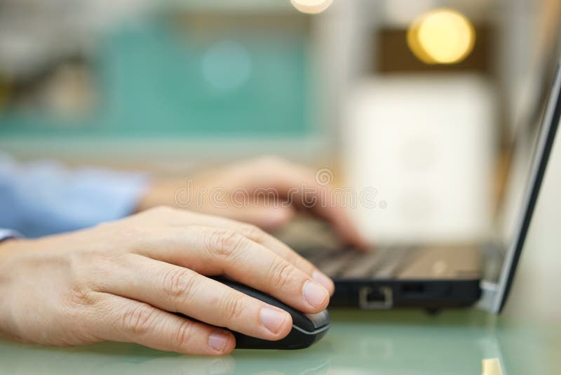 Το άτομο εργάζεται στο lap-top στο σπίτι Ρηχό βάθος του τομέα, εστίαση στοκ φωτογραφία