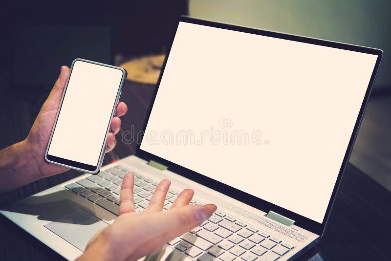 Το άτομο κρατά το κενό τηλέφωνο και εκφράζει την απογοήτευση λόγω της αδύνατης υποδοχής Διαδικτύου ή της απώλειας σήματος στο υπό στοκ φωτογραφίες με δικαίωμα ελεύθερης χρήσης Το άτομο κρατά το κενό τηλέφωνο και εκφράζει την απογοήτευση λόγω της αδύνατης υποδοχής Διαδικτύου ή της απώλειας σήματος στο υπό στοκ φωτογραφίες με δικαίωμα ελεύθερης χρήσης