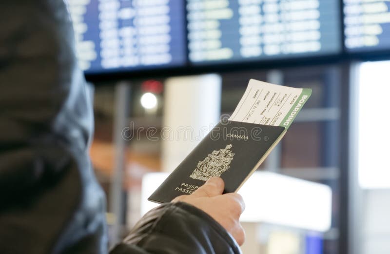 Το άτομο με ένα καναδικό πέρασμα διαβατηρίων και τροφής φαίνεται αναχώρηση στοκ εικόνες Το άτομο με ένα καναδικό πέρασμα διαβατηρίων και τροφής φαίνεται αναχώρηση στοκ εικόνες