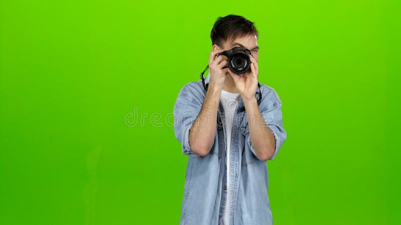 Το άτομο παίρνει τις εικόνες των τοπίων στην επαγγελματική κάμερα πράσινη οθόνη
