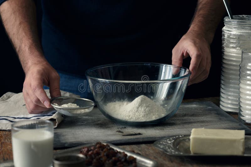 Το άτομο προετοιμάζει τα διαγώνια κουλούρια στην εγχώρια αγροτική κουζίνα στοκ φωτογραφία Το άτομο προετοιμάζει τα διαγώνια κουλούρια στην εγχώρια αγροτική κουζίνα στοκ φωτογραφία