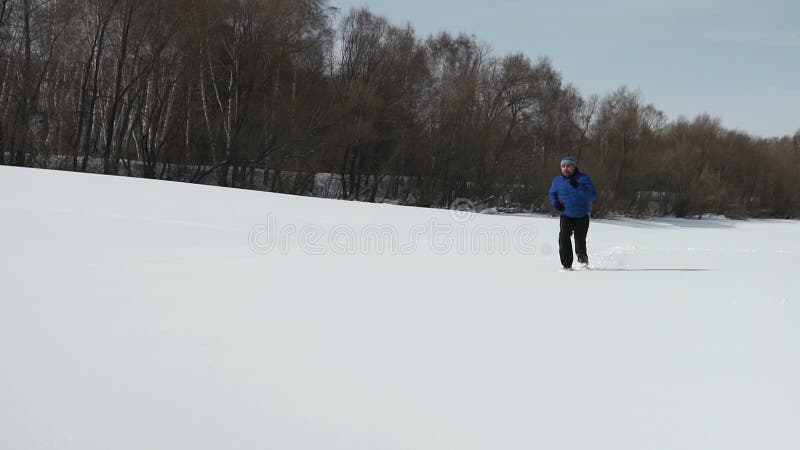 Το άτομο τρέχει snowdrift απόθεμα βίντεο