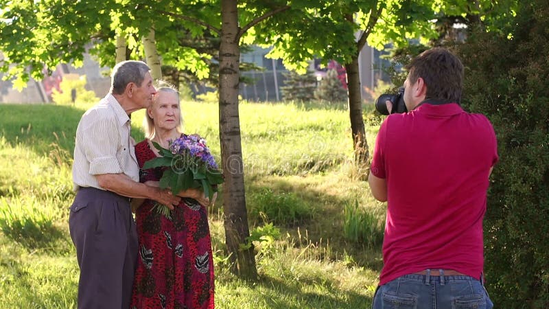 Το άτομο φωτογραφίζει ένα ηλικιωμένο ζεύγος στο πάρκο