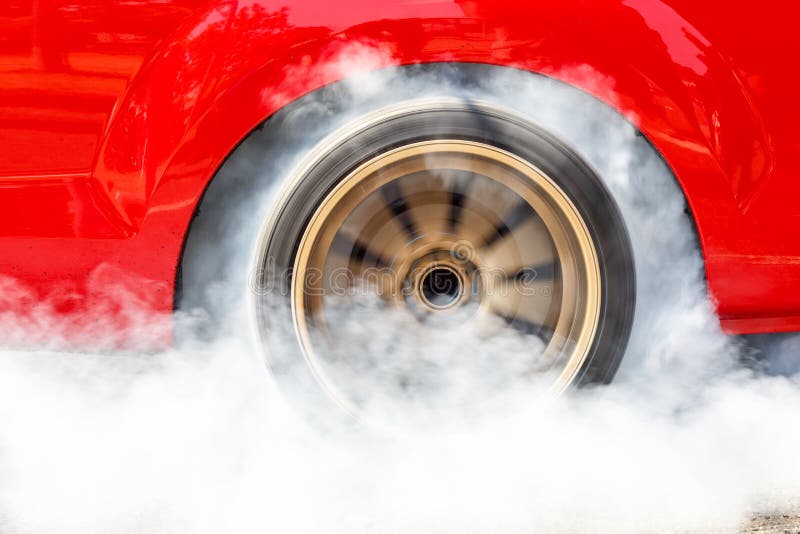 Το έγκαυμα αυτοκινήτων Dragster εκτρέφει έξω το ελαστικό αυτοκινήτου με τον καπνό στοκ φωτογραφία με δικαίωμα ελεύθερης χρήσης Το έγκαυμα αυτοκινήτων Dragster εκτρέφει έξω το ελαστικό αυτοκινήτου με τον καπνό στοκ φωτογραφία με δικαίωμα ελεύθερης χρήσης