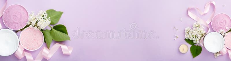 Το έμβλημα προϊόντων φροντίδας SPA και δέρματος αποβουτυρώνει, και άλας λουτρών θάλασσας στο πορφυρό υπόβαθρο με το άσπρο ιώδες ά στοκ φωτογραφίες Το έμβλημα προϊόντων φροντίδας SPA και δέρματος αποβουτυρώνει, και άλας λουτρών θάλασσας στο πορφυρό υπόβαθρο με το άσπρο ιώδες ά στοκ φωτογραφίες