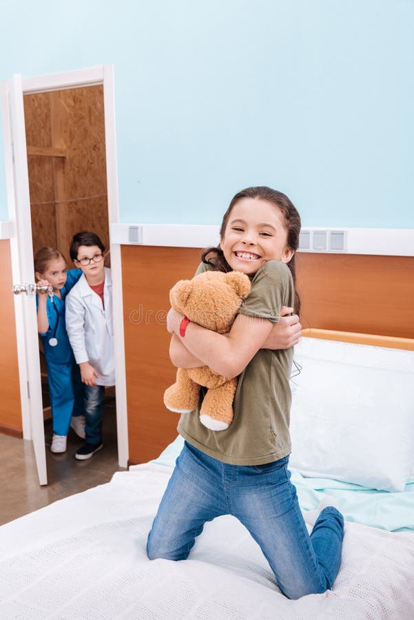 το αγκάλιασμα κοριτσιών teddy αντέχει ενώ αγόρι στοκ φωτογραφία με δικαίωμα ελεύθερης χρήσης
