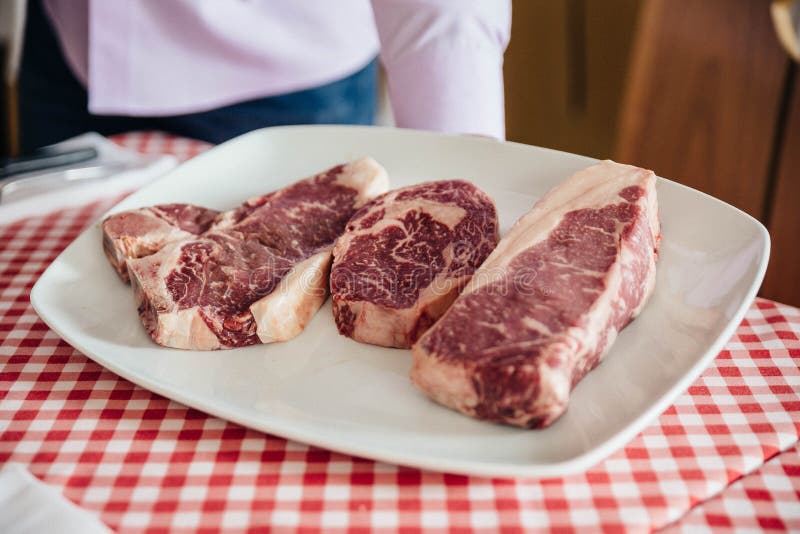 Το ακατέργαστο βόειο κρέας wagyu κόβει από τα αριστερά προς τα δεξιά: T-Bone μπριζόλα, μάτι πλευρών και ανόστεα τοπ μπριζόλα οσφυ στοκ εικόνες με δικαίωμα ελεύθερης χρήσης Το ακατέργαστο βόειο κρέας wagyu κόβει από τα αριστερά προς τα δεξιά: T-Bone μπριζόλα, μάτι πλευρών και ανόστεα τοπ μπριζόλα οσφυ στοκ εικόνες με δικαίωμα ελεύθερης χρήσης