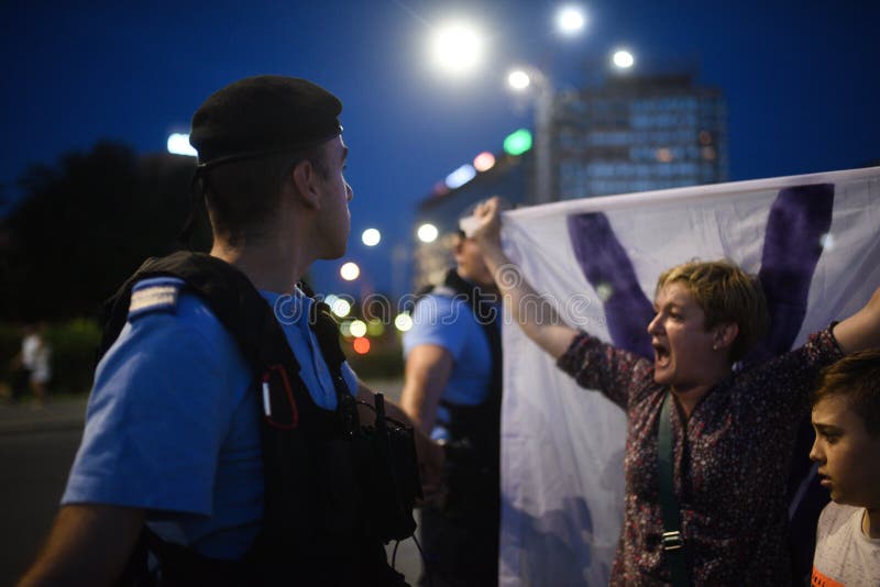 Το αντι τοπ διαμαρτυρία δικαστηρίων της Ρουμανίας ` s, Βουκουρέστι, Ρουμανία - 30 Μαΐου 20 στοκ φωτογραφία Το αντι τοπ διαμαρτυρία δικαστηρίων της Ρουμανίας ` s, Βουκουρέστι, Ρουμανία - 30 Μαΐου 20 στοκ φωτογραφία