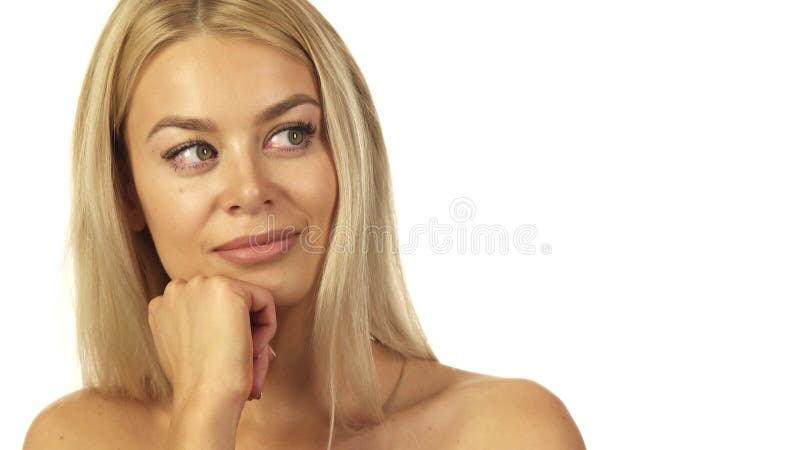 Το απίστευτα όμορφο κορίτσι που στέκεται σκεπτικά ενάντια σε έναν άσπρο τοίχο στοκ φωτογραφία Το απίστευτα όμορφο κορίτσι που στέκεται σκεπτικά ενάντια σε έναν άσπρο τοίχο στοκ φωτογραφία