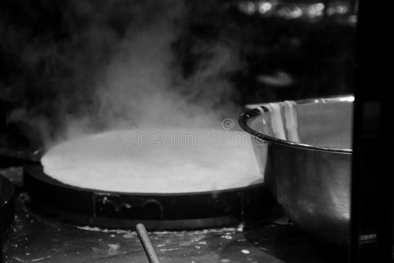 Το βραστό νερό ήταν έτοιμο για το μαγείρεμα του ιαπωνικού νουντλς Ramen σε ένα εστιατόριο στο Βανκούβερ Καναδάς στοκ φωτογραφία Το βραστό νερό ήταν έτοιμο για το μαγείρεμα του ιαπωνικού νουντλς Ramen σε ένα εστιατόριο στο Βανκούβερ Καναδάς στοκ φωτογραφία