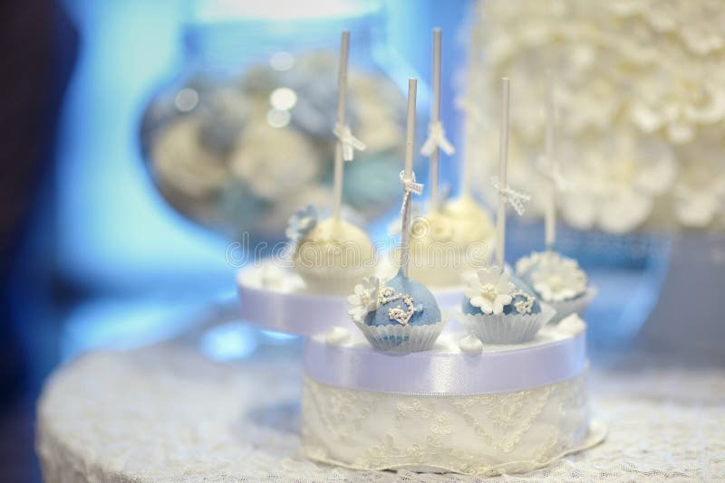 Το γαμήλιο κέικ σκάει άσπρος και μπλε στοκ φωτογραφία με δικαίωμα ελεύθερης χρήσης Το γαμήλιο κέικ σκάει άσπρος και μπλε στοκ φωτογραφία με δικαίωμα ελεύθερης χρήσης