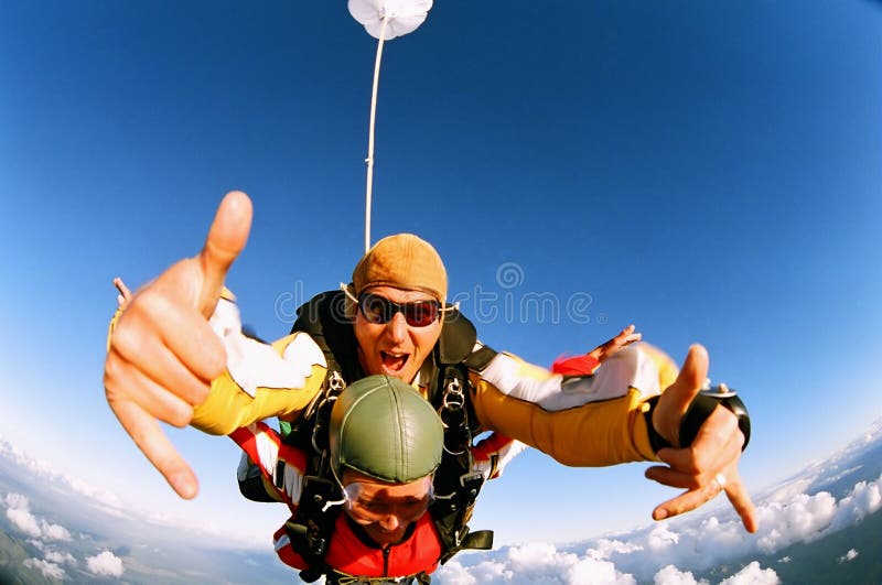 το δόσιμο skydiver φυλλομετρε στοκ φωτογραφίες το δόσιμο skydiver φυλλομετρε στοκ φωτογραφίες