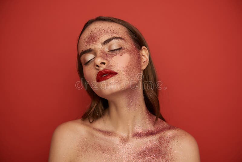 Το ελκυστικό γυμνό κορίτσι με ακτινοβολεί makeup και κενή καρδιά-διαμορφωμένη εικόνα στο πρόσωπο στοκ φωτογραφίες Το ελκυστικό γυμνό κορίτσι με ακτινοβολεί makeup και κενή καρδιά-διαμορφωμένη εικόνα στο πρόσωπο στοκ φωτογραφίες