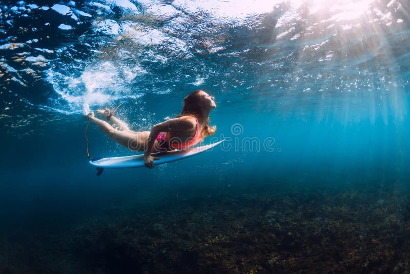 Το ελκυστικό κορίτσι surfer βουτά υποβρύχιος με το κύμα στοκ εικόνες με δικαίωμα ελεύθερης χρήσης