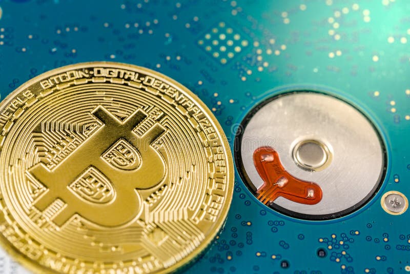 Το ενιαίο χρυσό bitcoin στο σκληρό δίσκο κλείνει την εικόνα στοκ εικόνα
