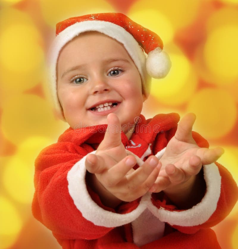 Το ευτυχές μικρό κορίτσι στο κόκκινο καπέλο santa έχει Χριστούγεννα στοκ φωτογραφίες Το ευτυχές μικρό κορίτσι στο κόκκινο καπέλο santa έχει Χριστούγεννα στοκ φωτογραφίες