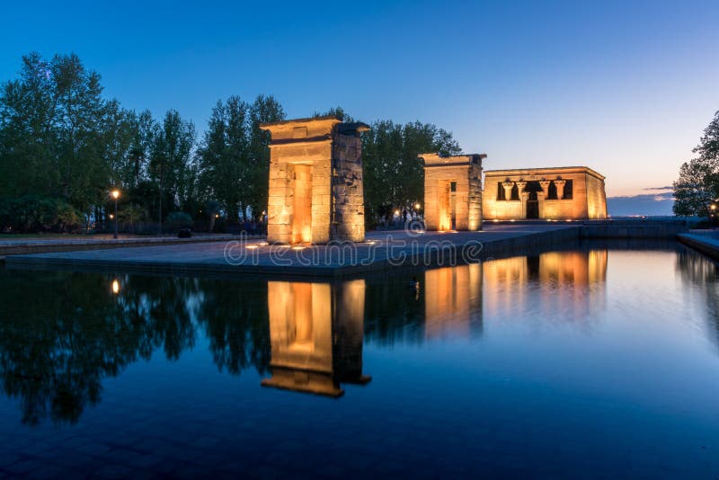 Το ζωηρόχρωμο ηλιοβασίλεμα έφαγε το ναό Debod, Μαδρίτη, Ισπανία στοκ εικόνες με δικαίωμα ελεύθερης χρήσης Το ζωηρόχρωμο ηλιοβασίλεμα έφαγε το ναό Debod, Μαδρίτη, Ισπανία στοκ εικόνες με δικαίωμα ελεύθερης χρήσης