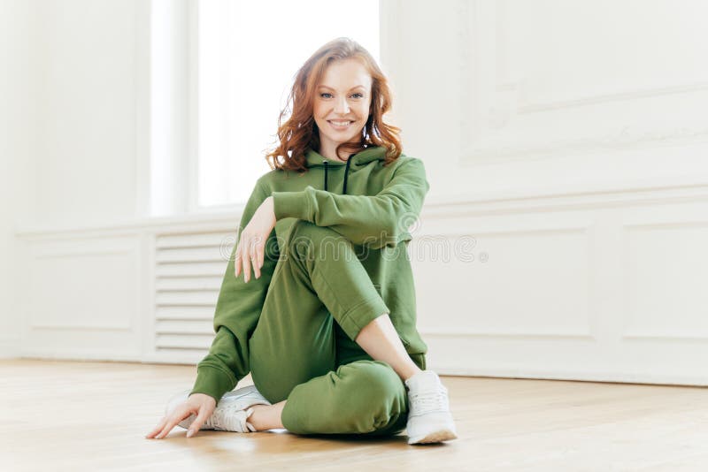 Το θετικό redhead κορίτσι ικανότητας αισθάνεται χαλαρωμένο, φορά τη φόρμα γυμναστικής, sportshoes, έχει το υπόλοιπο μετά από την στοκ φωτογραφία με δικαίωμα ελεύθερης χρήσης Το θετικό redhead κορίτσι ικανότητας αισθάνεται χαλαρωμένο, φορά τη φόρμα γυμναστικής, sportshoes, έχει το υπόλοιπο μετά από την στοκ φωτογραφία με δικαίωμα ελεύθερης χρήσης