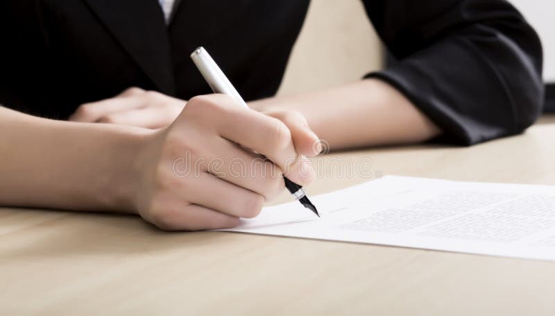 Το θηλυκό businessperson υπογράφει τη σύμβαση στοκ εικόνες Το θηλυκό businessperson υπογράφει τη σύμβαση στοκ εικόνες