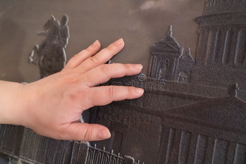Το θηλυκό χέρι αγγίζει ένα ειδικό ανάγλυφο μοτίβο για άτομα με προβλήματα όρασης στοκ φωτογραφίες Το θηλυκό χέρι αγγίζει ένα ειδικό ανάγλυφο μοτίβο για άτομα με προβλήματα όρασης στοκ φωτογραφίες