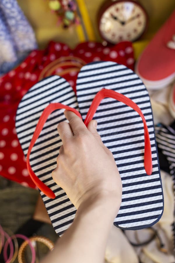 Το θηλυκό χέρι βάζει τις πτώσεις κτυπήματος στη βαλίτσα στοκ φωτογραφίες Το θηλυκό χέρι βάζει τις πτώσεις κτυπήματος στη βαλίτσα στοκ φωτογραφίες