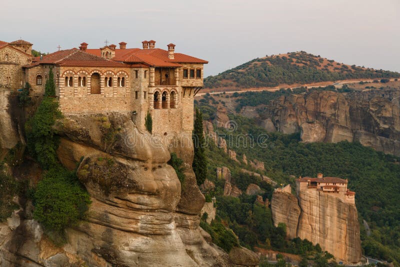 Το ιερό μοναστήρι Varlaam στο πρώτο πλάνο σε Meteora, Ελλάδα στοκ εικόνα Το ιερό μοναστήρι Varlaam στο πρώτο πλάνο σε Meteora, Ελλάδα στοκ εικόνα