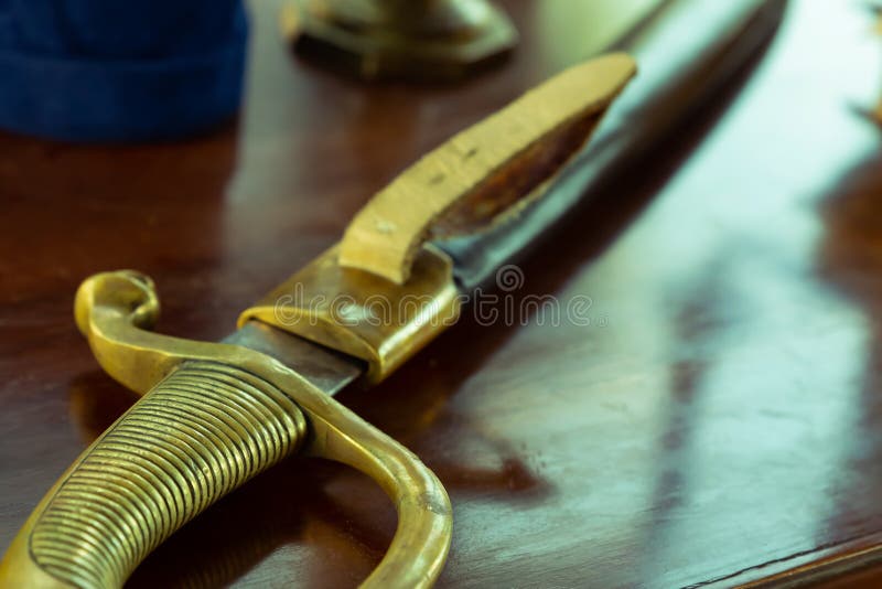 Το ιππικό Saber Cavalry επικεντρώνεται στο χερούλι σιδήρου που κλείνει στοκ φωτογραφία