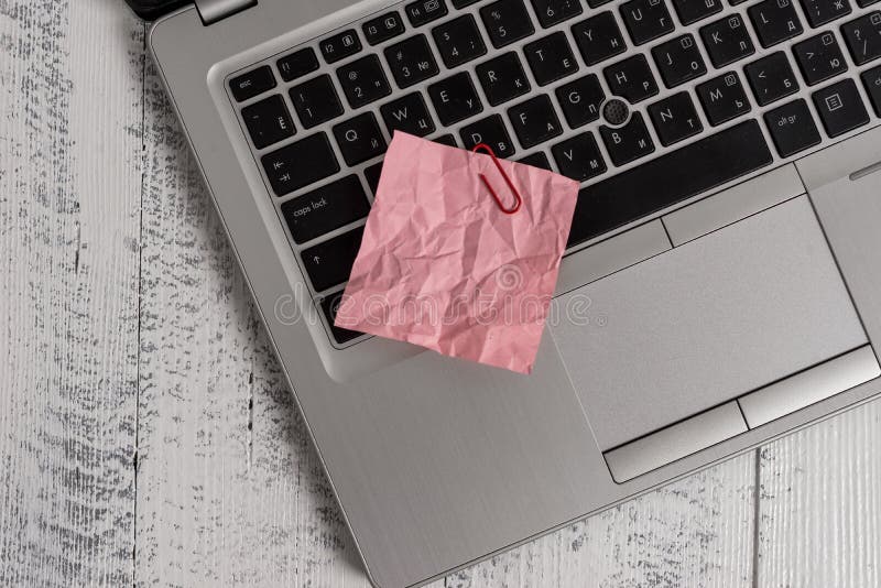 Το καθιερώνον τη μόδα μεταλλικό lap-top συνέτριψε το χρωματισμένο ξύλινο αγροτικό εκλεκτής ποιότητας επιτραπέζιο υπόβαθρο σημειώσ στοκ φωτογραφία με δικαίωμα ελεύθερης χρήσης Το καθιερώνον τη μόδα μεταλλικό lap-top συνέτριψε το χρωματισμένο ξύλινο αγροτικό εκλεκτής ποιότητας επιτραπέζιο υπόβαθρο σημειώσ στοκ φωτογραφία με δικαίωμα ελεύθερης χρήσης