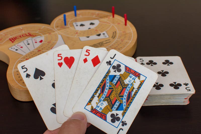 Το καλύτερο παιχνιδιών καρτών Cribbage παραδίδει έναν πίνακα παιχνιδιών στοκ εικόνα Το καλύτερο παιχνιδιών καρτών Cribbage παραδίδει έναν πίνακα παιχνιδιών στοκ εικόνα