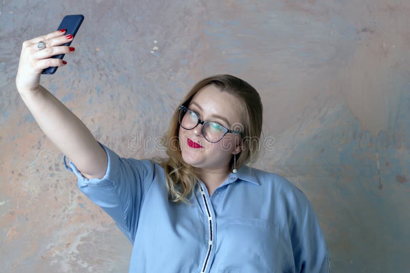 Το καφετής-μαλλιαρό κορίτσι κάνει selfie με το τηλέφωνο στοκ φωτογραφίες Το καφετής-μαλλιαρό κορίτσι κάνει selfie με το τηλέφωνο στοκ φωτογραφίες