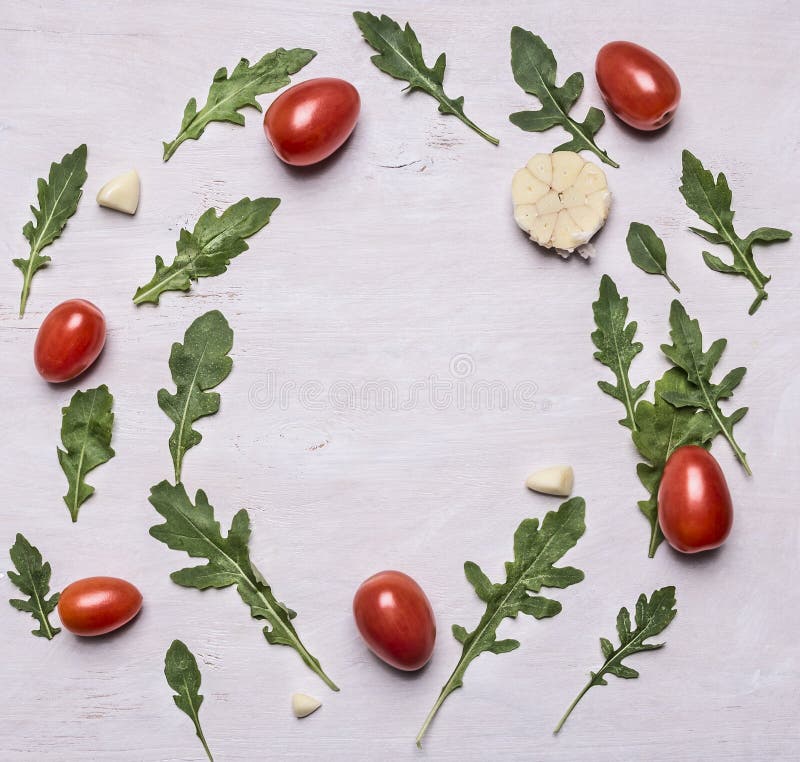 Το καφετί arugula ντοματών σκόρδου φθινοπώρου ευθυγράμμισε το πλαίσιο κύκλων στο ξύλινο αγροτικό διάστημα άποψης υποβάθρου τοπ γι στοκ φωτογραφίες Το καφετί arugula ντοματών σκόρδου φθινοπώρου ευθυγράμμισε το πλαίσιο κύκλων στο ξύλινο αγροτικό διάστημα άποψης υποβάθρου τοπ γι στοκ φωτογραφίες