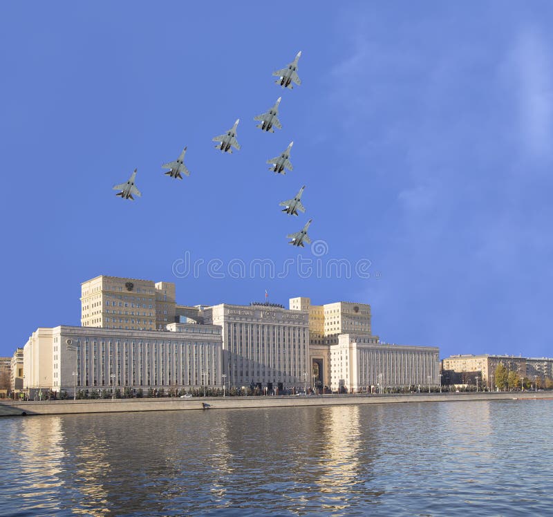 Το κεντρικό κτίριο του Υπουργείου άμυνας της Ρωσικής Ομοσπονδίας και τα ρωσικά στρατιωτικά αεροπλάνα πετούν στο σχηματισμό, Μόσχα στοκ φωτογραφία με δικαίωμα ελεύθερης χρήσης Το κεντρικό κτίριο του Υπουργείου άμυνας της Ρωσικής Ομοσπονδίας και τα ρωσικά στρατιωτικά αεροπλάνα πετούν στο σχηματισμό, Μόσχα στοκ φωτογραφία με δικαίωμα ελεύθερης χρήσης